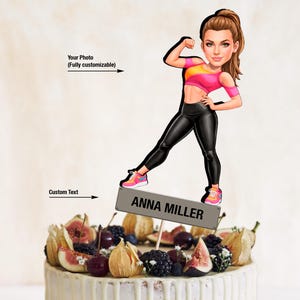 Puede incluir: Un letrero de madera hecho a mano con la palabra "Welcome" escrita a mano. El letrero pintado de blanco tiene un acabado envejecido y una pequeña hoja verde en la parte superior. Para uso en interiores o exteriores.