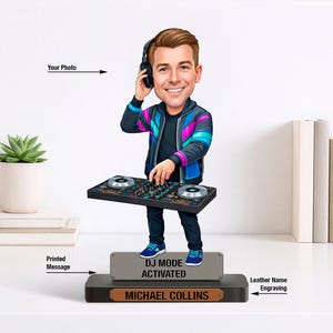 Könnte beinhalten: Figur eines lächelnden DJs mit Kopfhörern und bunter Jacke, der einen DJ-Mixer hält. Auf der Basis steht der Text "DJ MODE ACTIVATED" und "MICHAEL COLLINS". Die Figur ist etwa 15 cm groß.