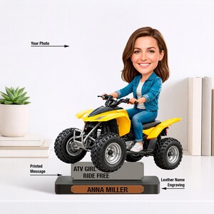 Könnte beinhalten: Gelbe ATV-Figur mit einer lächelnden Frauenkarikatur, die darauf fährt. Auf dem Sockel steht der Text "ATV GIRL RIDE FREE" und "ANNA MILLER". Die Frau trägt eine blaue Jeansjacke und Jeans. Die Figur steht auf einer weißen Oberfläche.