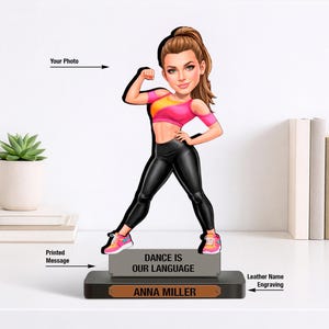 Puede incluir: Un juego de tres tazas de cerámica con acabado mate y moteado. Las tazas son de color crema, gris claro y gris oscuro. Cada taza tiene un diseño simple y minimalista.