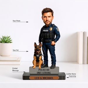 Könnte beinhalten: Figur einer Polizeibeamten und eines K9-Hundes. Der Beamte trägt eine dunkelblaue Uniform mit einer taktischen Weste. Der Hund ist ein Deutscher Schäferhund. Die Basis lautet "POLICE K9 UNIT STRONG" und "LEO & MICHAEL".