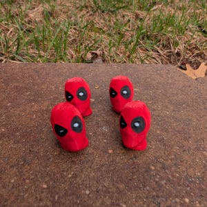 Röda mask-superhjälte-däckventilhattar – set med 4 | Biltillbehör i serietidningsstil | Faninspirerad fordonsdekor