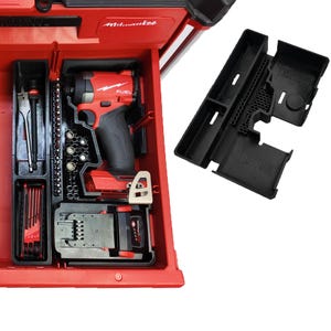 Peut inclure: Un ensemble d'outils électriques rouges et noirs organisé dans un tiroir de boîte à outils rouge. Comprend une perceuse, des batteries et divers embouts. Un organisateur noir séparé est montré ouvert, avec le texte "TDYTOOLS".
