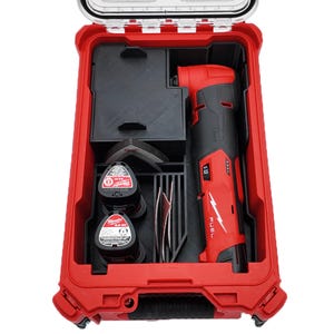 Könnte beinhalten: Ein roter und schwarzer Werkzeugkoffer mit einem transparenten Deckel. Das Set enthält ein rot-schwarzes oszillierendes Multitool, zwei schwarze zylindrische Objekte und verschiedene Schneidklingen. Das Set ist so konzipiert, dass es die Werkzeuge sicher aufbewahrt.