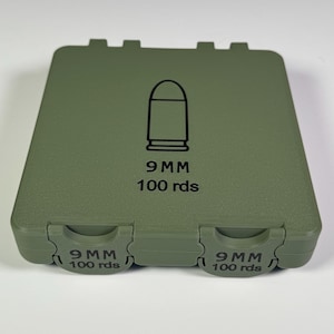 Könnte beinhalten: Ein olivgrüner rechteckiger Behälter mit einem Klappdeckel. Der Deckel zeigt eine schwarze Umrisszeichnung einer Kugel und den Text "9 MM 100 rds". Der Behälter hat zwei Verschlüsse, die jeweils mit "9 MM 100 rds" beschriftet sind.