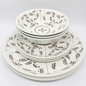 Johnson of Australia 'Erica' pattern - dinner plates, bowls and side plates