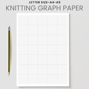 Puede incluir: Una hoja de papel de gráfico de tejido con un patrón de cuadrícula, junto a un lápiz amarillo y negro. El texto "LETTER SIZE-A4-A5" y "KNITTING GRAPH PAPER" están en la parte superior. El papel es para proyectos de tejido.