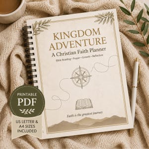 Può includere: Un'agenda rilegata a spirale con il titolo "Kingdom Adventure: A Christian Faith Planner". La copertina presenta una bussola, un libro aperto e la frase "Faith is the greatest journey". Include formati US Letter e A4.