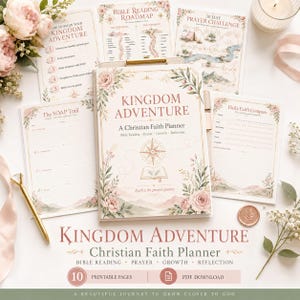Può includere: Un pianificatore di fede cristiana Kingdom Adventure con copertina floreale raffigurante una bussola e un libro aperto. Il set include pagine stampabili per la lettura della Bibbia, una sfida di preghiera di 30 giorni e una bussola di fede.