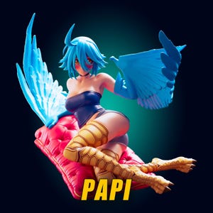 Könnte beinhalten: Eine Sammelfigur mit blauem Haar, großen blauen Flügeln und vogelartigen Beinen mit gelben Schuppen. Die Figur trägt ein dunkelblaues Trägertop und sitzt auf einem gesteppten roten Kissen. Das Wort PAPI ist unten in Gelb aufgedruckt.