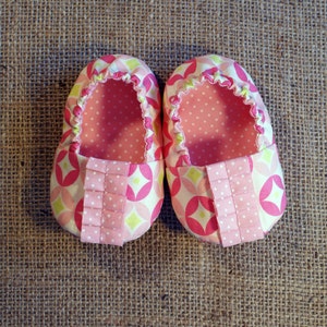 Natte Baby Shoes PDF Pattern Newborn to 18 months. image 1