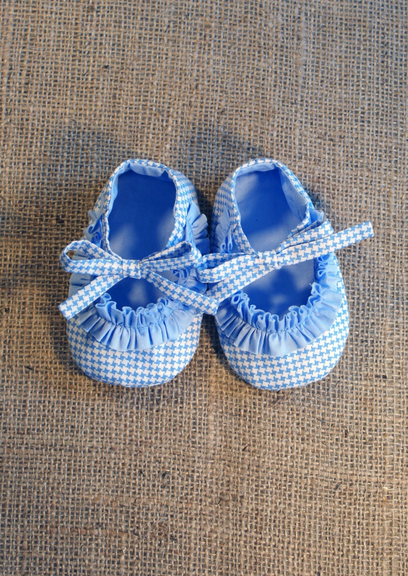 Ruffy Baby Shoes PDF Pattern Newborn to 18 months. image 2