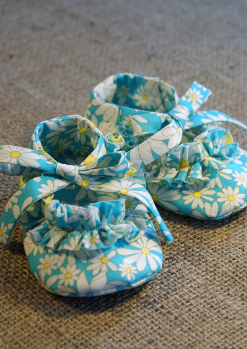 Ruffy Baby Shoes PDF Pattern Newborn to 18 months. image 5