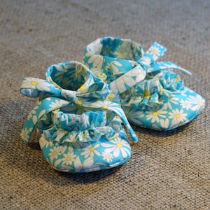 Ruffy Baby Shoes PDF Pattern Newborn to 18 months. image 1