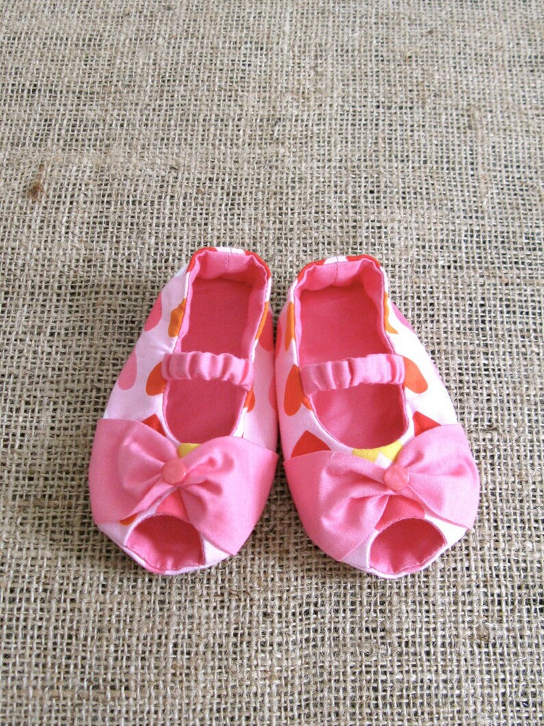 Bowie Baby Shoes PDF Pattern Newborn to 18 months. image 1