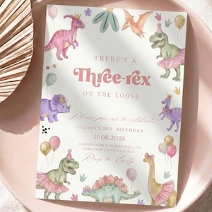 K&ouml;nnte beinhalten: Eine Geburtstagseinladung mit Dinosaurier-Motiv. Die Einladung zeigt Aquarellillustrationen verschiedener Dinosaurier mit Tutus und Partyh&uuml;ten sowie Luftballons und floralen Akzenten. Der Text lautet "There's a Three-rex on the Loose" und enth&auml;lt Party-Details.