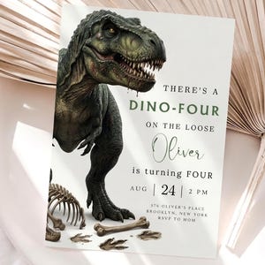 Sjabloon dinosaurusverjaardagsuitnodiging bewerkbare Canva Instant Download 4e verjaardag Dino-feestuitnodiging Four Rex On The Loose