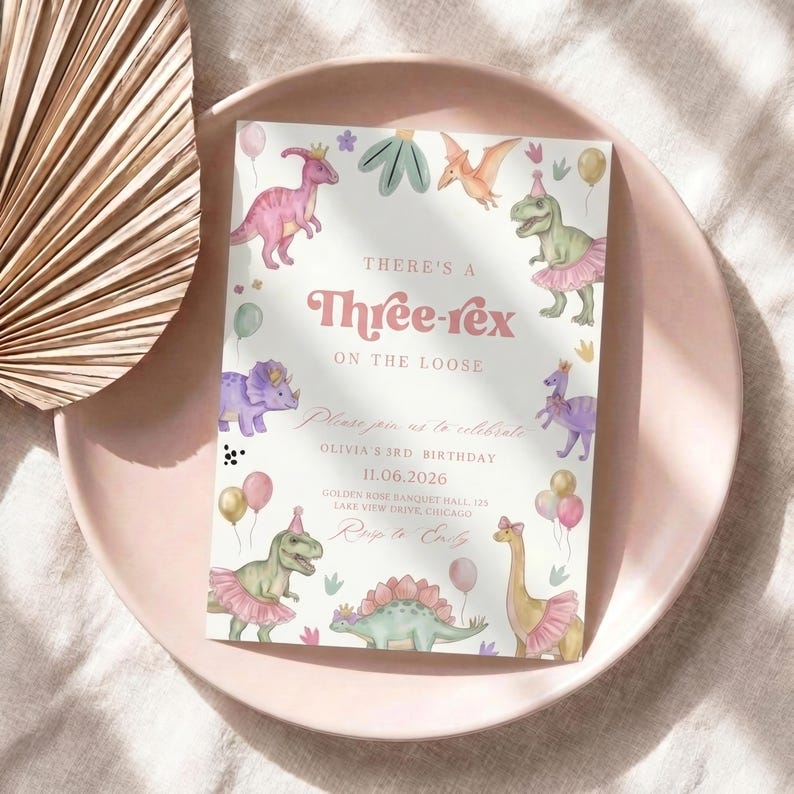 K&ouml;nnte beinhalten: Eine Geburtstagseinladung mit Dinosaurier-Motiv. Die Einladung zeigt Aquarellillustrationen verschiedener Dinosaurier mit Tutus und Partyh&uuml;ten sowie Luftballons und floralen Akzenten. Der Text lautet "There's a Three-rex on the Loose" und enth&auml;lt Party-Details.