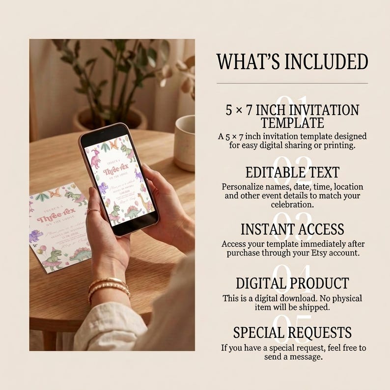 K&ouml;nnte beinhalten: Ein Smartphone zeigt eine "Three-Rex"-Einladungsvorlage mit Dinosaurier-Illustrationen. Das Bild zeigt auch eine gedruckte Einladung und Text: "Was ist enthalten" mit Details zum digitalen Produkt, einschlie&szlig;lich einer 12,7 x 17,8 cm Vorlage.