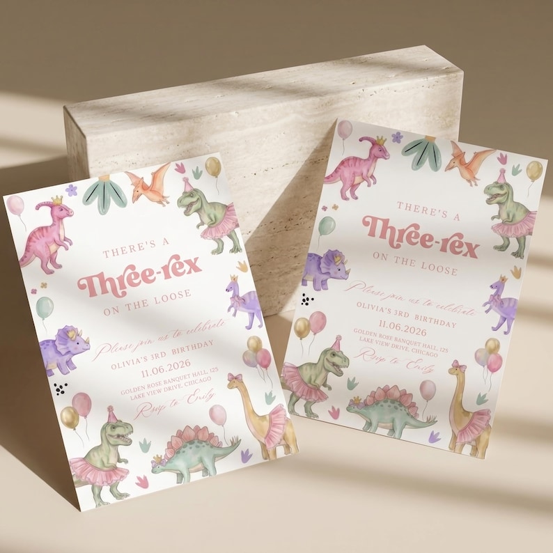 K&ouml;nnte beinhalten: Zwei Einladungskarten mit hellrosa Hintergrund. Die Karten zeigen Aquarellillustrationen von Dinosauriern, Luftballons und floralen Elementen. Der Text lautet "There's a Three-rex on the Loose" und Party-Details.