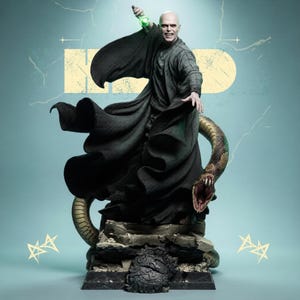 Puede incluir: Estatua detallada de una figura calva con una túnica oscura, sosteniendo un vial verde brillante. Una gran serpiente con la boca abierta se enrolla alrededor de la base. La estatua está sobre una base de piedra con fondo azul claro.