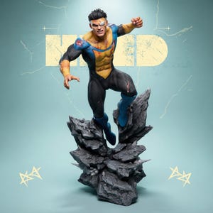 Puede incluir: Figura detallada de un superhéroe en una pose dinámica, vestido con un traje azul, amarillo y negro, de pie sobre una base rocosa. La figura tiene heridas de batalla visibles y una expresión decidida. La palabra "HARD" es visible en el fondo.