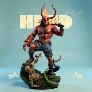 Puede incluir: Figura detallada de Hellboy, un demonio de piel roja con cuernos y musculatura, sosteniendo una espada. Se alza sobre una base con un esqueleto y elementos verdes texturizados. El fondo presenta la palabra "HELL".