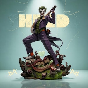 Puede incluir: Figura detallada del Joker, un villano de DC Comics, en una pose dinámica. Viste un traje morado, chaleco verde y calcetines naranjas. La base presenta un entorno temático detallado. La figura sostiene un bastón y tiene una sonrisa siniestra.