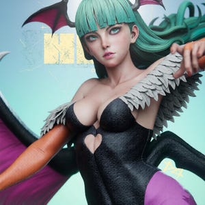 Puede incluir: Figura detallada de un personaje femenino con cabello verde, cuernos y alas de murci&eacute;lago. Viste un atuendo negro con un recorte en forma de coraz&oacute;n y detalles morados. La figura tiene un rostro detallado y posa con un brazo extendido.