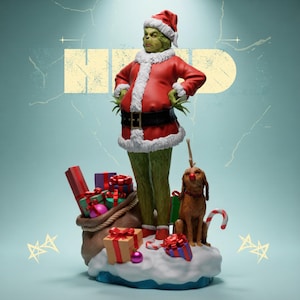 Pode incluir: Estatueta de um personagem verde em um traje vermelho de Papai Noel com cinto preto e acabamento branco. Um cão marrom com nariz vermelho e chifres está sentado ao lado de um saco de presentes embrulhados e uma bengala doce. A estatueta está em uma base de neve.