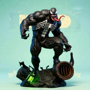 Puede incluir: Estatua negra detallada de Venom con detalles blancos y lengua roja, posada sobre una base rocosa con un elemento metálico circular. La figura es musculosa, sobre un fondo turquesa.