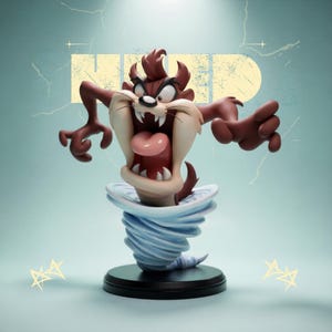 Puede incluir: Una detallada figura del Demonio de Tasmania, un personaje de dibujos animados, con la boca abierta y la lengua rosa. La figura es marrón, beige y blanca, de pie sobre una base de tornado azul y una base circular negra. La palabra "NERD" está en el fondo.