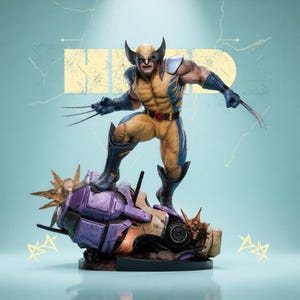 Puede incluir: Figura de acción de Wolverine en pose dinámica, con un traje amarillo y azul, garras extendidas. La figura se alza sobre una estructura morada y dorada dañada, sobre un fondo azul claro con la palabra "HERO".