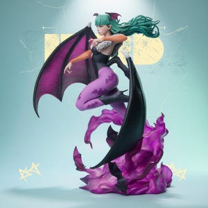 Puede incluir: Figura detallada de un personaje femenino con cabello verde, leggings morados y alas negras. La figura est&aacute; posada din&aacute;micamente sobre una base en forma de llama p&uacute;rpura, con un fondo azul claro y acentos amarillos.