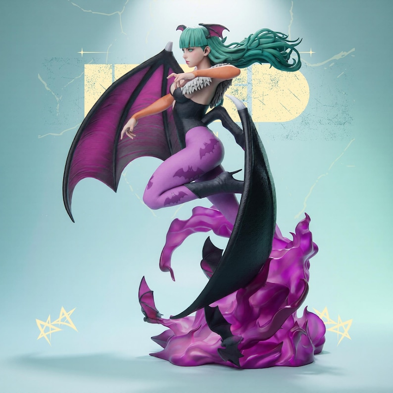 Puede incluir: Figura detallada de un personaje femenino con cabello verde, leggings morados y alas negras. La figura est&aacute; posada din&aacute;micamente sobre una base en forma de llama p&uacute;rpura, con un fondo azul claro y acentos amarillos.