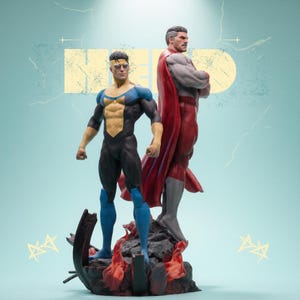 Puede incluir: Una estatua detallada con dos figuras de superhéroes. Una figura viste un traje negro y azul con un pecho amarillo, y la otra una capa roja y un traje gris. La base tiene un diseño de fuego.