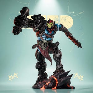 Op de afbeelding: Gedetailleerd actiefiguur van een krijger met een groen schedelachtig gezicht, een rode en zwarte helm en een blauwe huid. Het figuur is zwaar gepantserd in zwart en staat op een rotsachtige basis met lava-achtige accenten. Het figuur houdt een groot wapen vast.