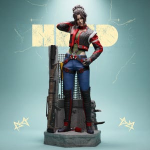 Può includere: Statuetta dettagliata di una donna in abito futuristico, con giacca rossa e nera, jeans blu e stivali alti neri. La figura è in posa con una mano sulla testa, accanto a una grande arma. Lo sfondo è di colore verde acqua chiaro.