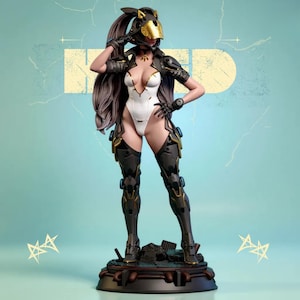 Könnte beinhalten: Detaillierte Figur einer Frau in einem futuristischen Outfit. Sie trägt einen weißen Body, schwarze Rüstung mit goldenen Akzenten und einen Helm mit goldenem Visier. Die Figur steht auf einem kreisförmigen Sockel mit türkis-gelbem Hintergrund.