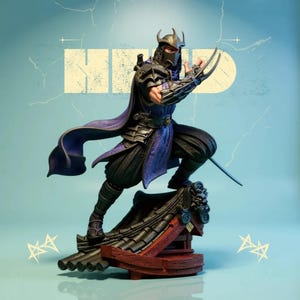 Puede incluir: Figura de acción detallada de Shredder de las Tortugas Ninja. La figura está en una pose dinámica, con armadura negra y morada, y sosteniendo una espada. La figura está sobre una base de tejado rojo y negro.