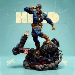 Op de afbeelding: Een gedetailleerd beeldje van het X-Men-personage Cyclops in een dynamische pose. Hij draagt een blauw en goud kostuum met een vizier. Het beeldje staat op een gedetailleerde basis met mechanische elementen en rookeffecten. De achtergrond is lichtblauwgroen.