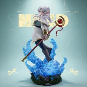 Puede incluir: Figura detallada de un personaje con cabello blanco y orejas puntiagudas, vistiendo un atuendo blanco y dorado, sosteniendo un bastón rojo con una parte superior dorada. La figura está sobre una base azul, similar al agua, con hierba verde y pequeñas flores azules.