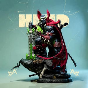 Puede incluir: Una figura de acción detallada de Spawn, un personaje de cómic, se encuentra sobre una base rocosa. La figura es predominantemente negra, con una capa y detalles rojos. Sostiene una espada y está rodeada de detalles verdes y amarillos. La palabra "NERD" está en el fondo.