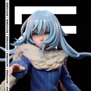 Puede incluir: Figura detallada de un personaje de anime con cabello azul claro y ojos amarillos. El personaje viste un atuendo azul con un cuello blanco similar a la piel. El fondo es negro con el texto blanco "RATH FORGE".