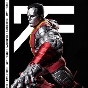 Könnte beinhalten: Detaillierte Actionfigur von Colossus aus den X-Men, mit einem metallisch silbernen Körper, roten Akzenten und gelben Highlights. Die Figur ist dynamisch vor einem schwarzen Hintergrund mit dem Text "RATH FORGE" in Weiß posiert.