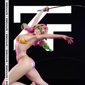 以下が含まれることがあります： 黄色いビキニを着た、ダイナミックなポーズの女性アニメキャラクターのフィギュア。彼女の髪はピンクと緑で、武器を持っています。背景は黒で、白い文字で「ZF」と「RATH FORGE」の文字があります。