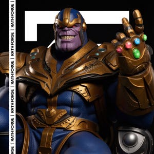 Pode incluir: Estátua detalhada de Thanos, um personagem de pele roxa com uma armadura azul e dourada. A estátua apresenta a Manopla do Infinito com pedras preciosas coloridas. O texto "RATH FORGE" é visível no lado esquerdo.