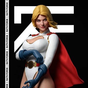 Puede incluir: Estatua detallada de una superheroína rubia, vestida con un body blanco con detalles dorados, guantes azules y una capa roja. El fondo es negro con el texto blanco "RATH FORGE".