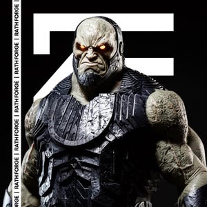 Peut inclure: Illustration numérique d'une figure musclée au visage sévère, avec des yeux orange brillants. Le personnage porte une armure sombre avec des détails complexes. Le fond est noir avec un grand "Z" blanc et le texte "RATH FORGE".