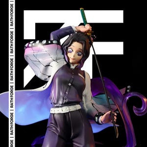 Puede incluir: Figura detallada de un personaje de la serie de anime Demon Slayer. La figura viste un atuendo morado y blanco, sosteniendo una katana. La figura tiene un diseño de alas en forma de mariposa. El fondo es negro con el texto blanco "RATH FORGE".